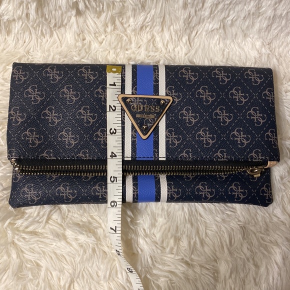 Guess two-way bag can be worn as clutch or crossbody. - Picture 7 of 8